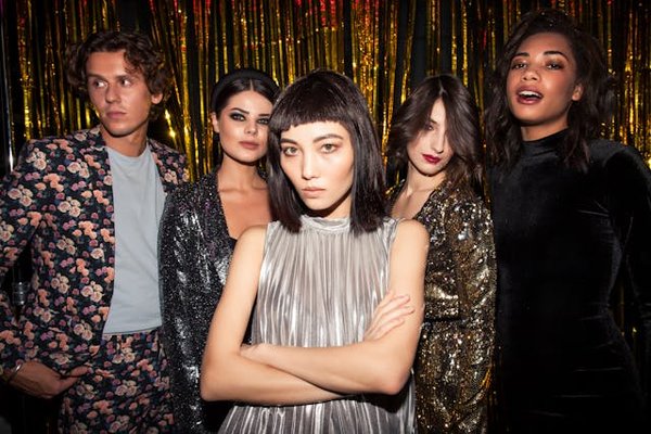 Quali sono le strategie per indossare il colore oro nei tuoi outfit senza sovraccaricare il look?