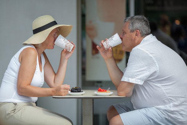 Come si prepara una crema al mascarpone con fragole al balsamico e croccante di nocciole?