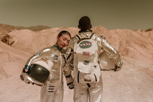 Come può la coltivazione di piante in ambienti microgravitazionali influenzare le future missioni spaziali?